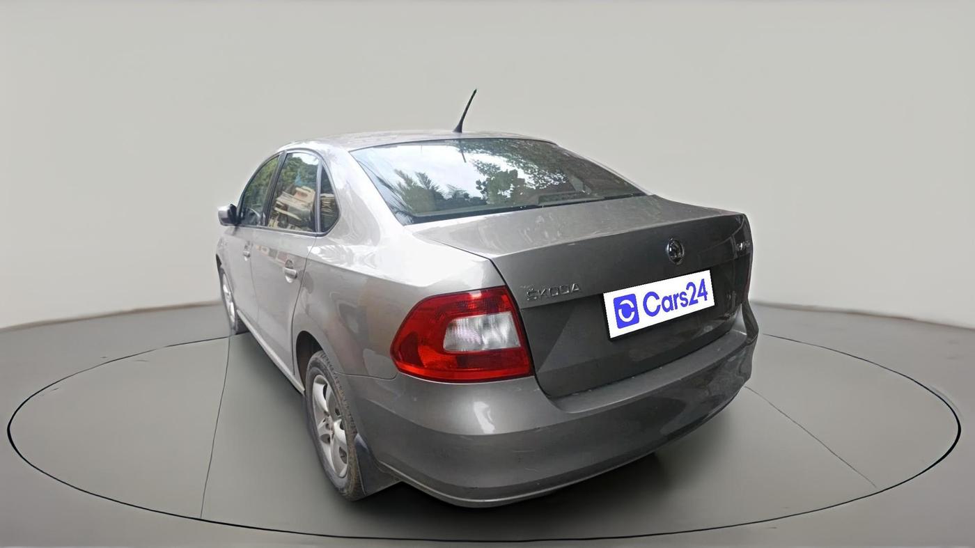 2013 Skoda Rapid ELEGANCE 1.6 TDI CR MT, Diesel, Manual, 1,04,456 km, exterior