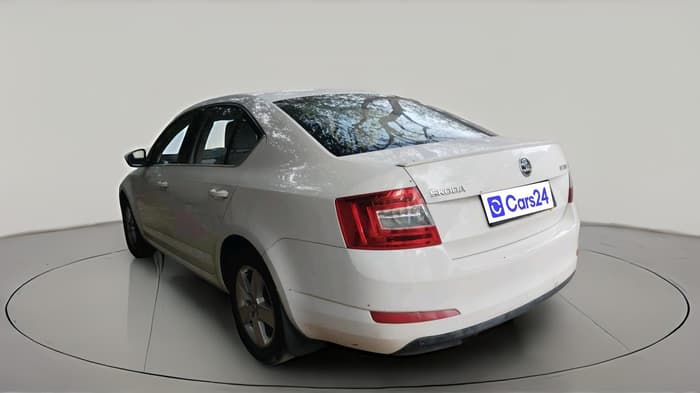 2017 Skoda Octavia AMBITION PLUS AT 1.8 TSI, Petrol, Automatic, 1,58,817 km, exterior