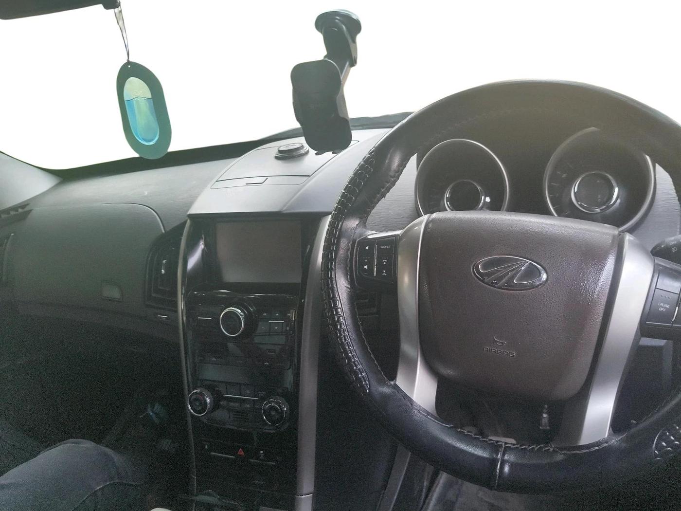 2019 Mahindra XUV500 W7, Diesel, Manual, 1,35,693 km, interior