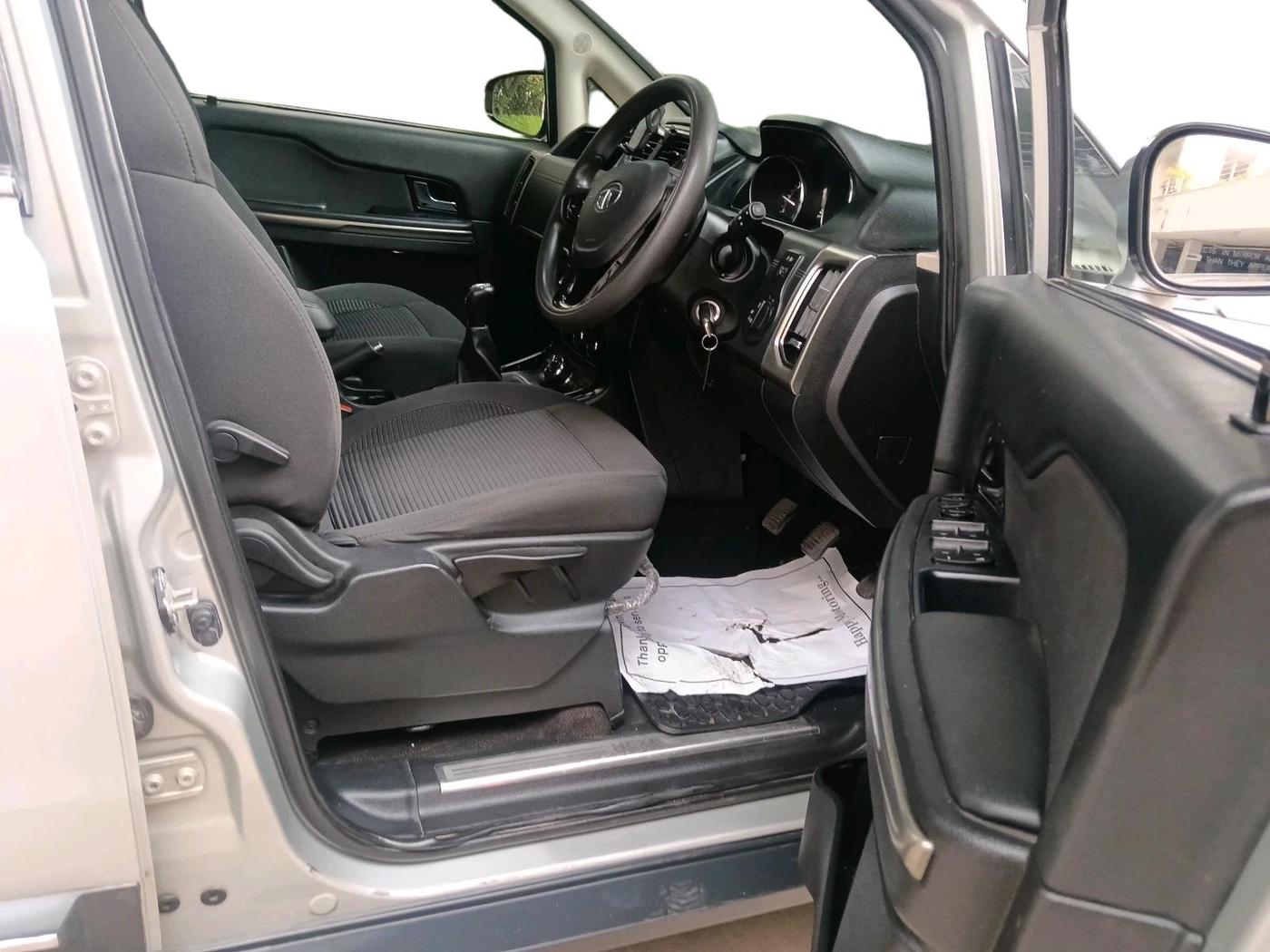 2017 Tata Hexa XM 4X2 7 STR, Diesel, Manual, 76,154 km, interior