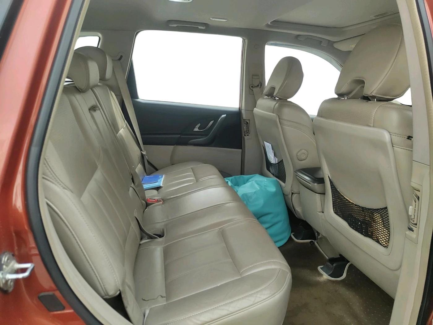 2016 Mahindra XUV500 W10, Diesel, Manual, 1,27,798 km, interior