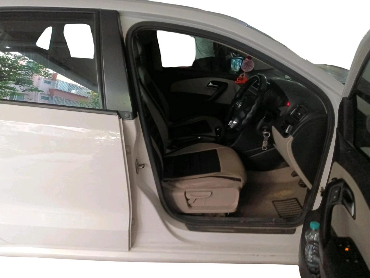 2012 Volkswagen Polo HIGHLINE1.2L, Petrol, Manual, 1,05,609 km, interior