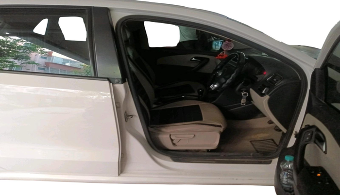 2012 Volkswagen Polo HIGHLINE1.2L, Petrol, Manual, 1,05,609 km, interior