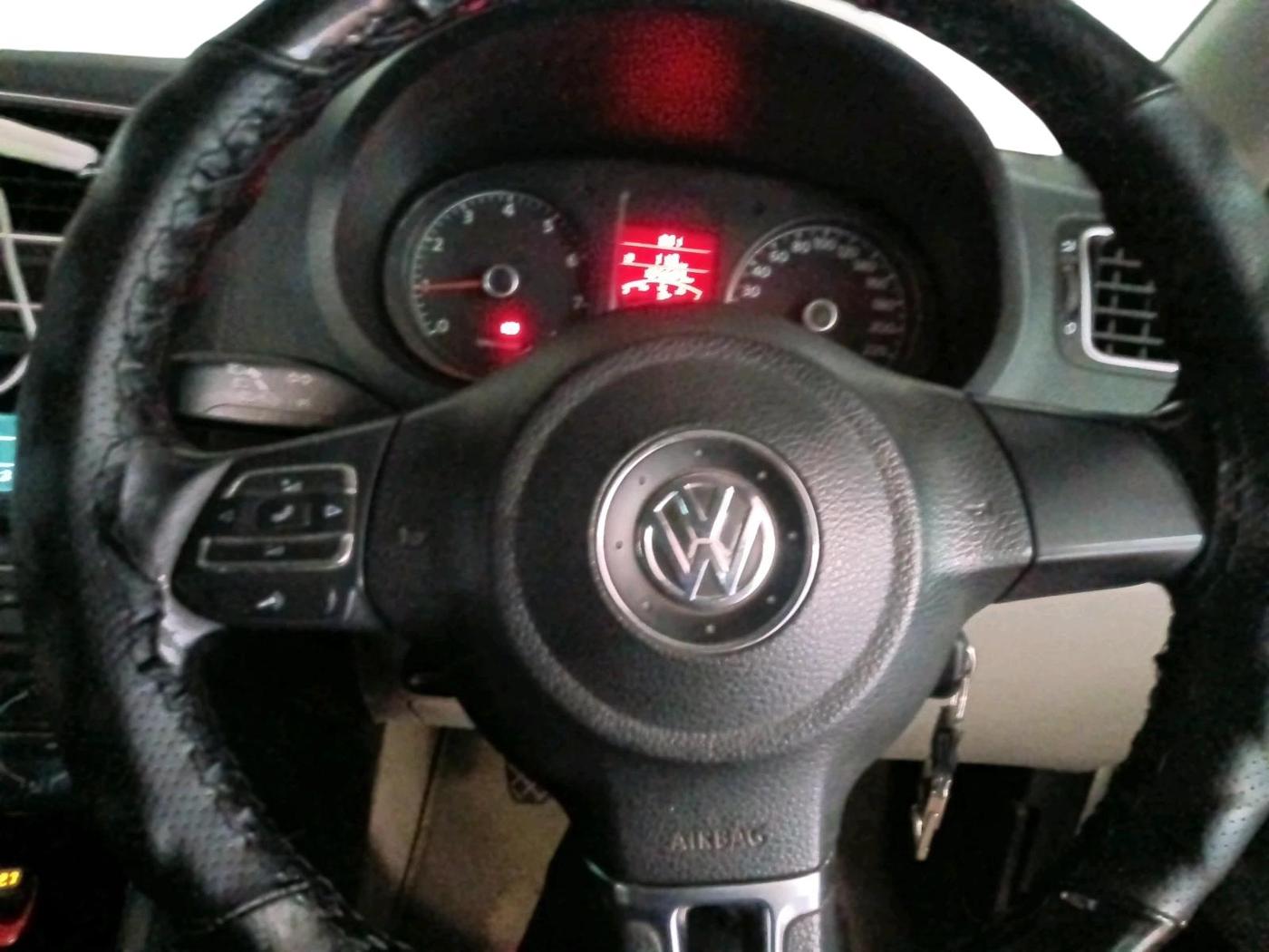2012 Volkswagen Polo HIGHLINE1.2L, Petrol, Manual, 1,05,609 km, interior