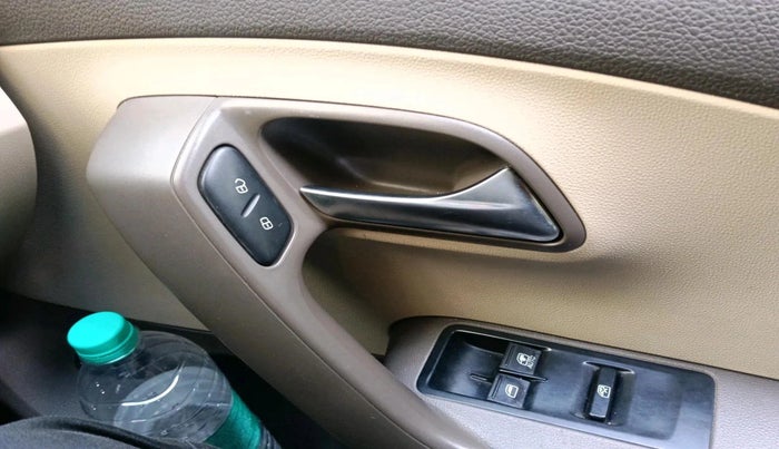 2011 Volkswagen Vento TRENDLINE 1.6, Petrol, Manual, 1,04,090 km, interior