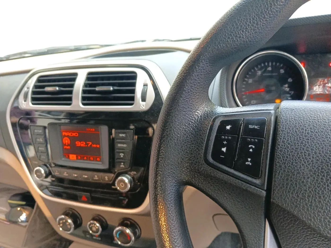 2016 Mahindra TUV300 T8, Diesel, Manual, 96,518 km, interior