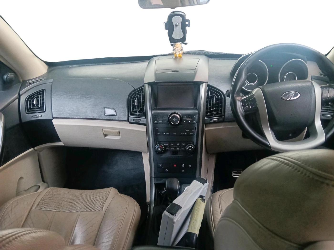 2015 Mahindra XUV500 W10, Diesel, Manual, 1,09,232 km, interior