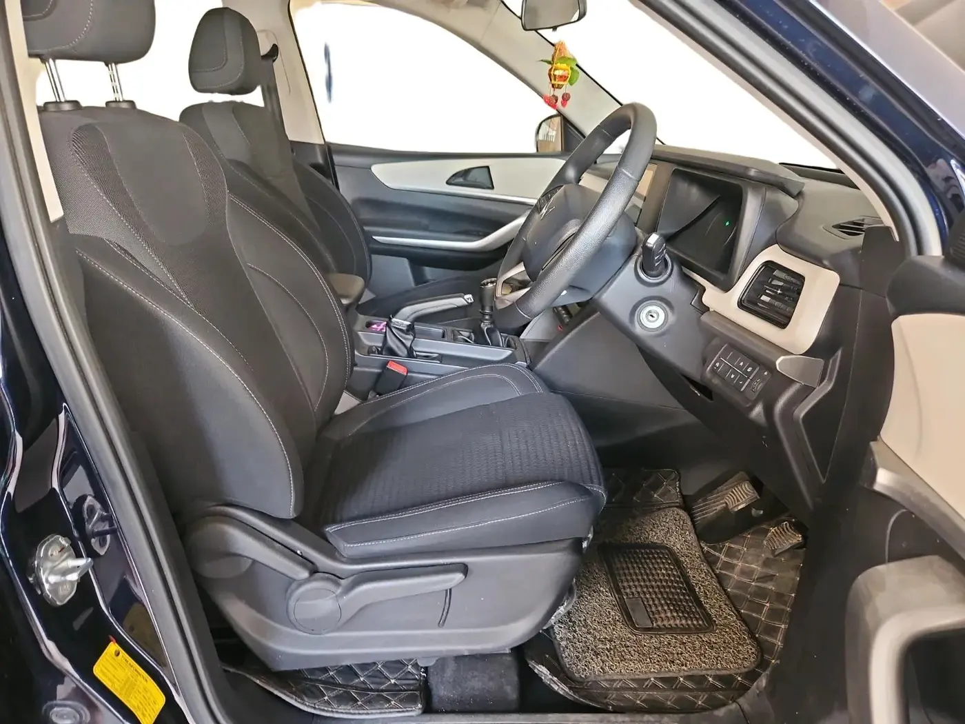 2022 Mahindra XUV700 MX P MT 5 STR, Petrol, Manual, 9,696 km, interior