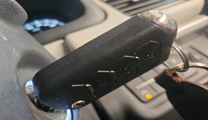 2022 Mahindra XUV700 MX P MT 5 STR, Petrol, Manual, 9,696 km, interior