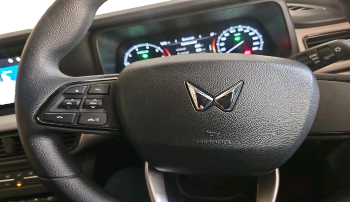 2022 Mahindra XUV700 MX P MT 5 STR, Petrol, Manual, 9,696 km, interior