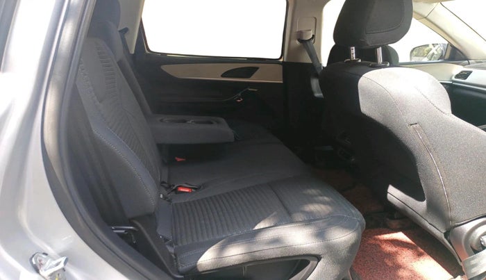 2023 Mahindra XUV700 AX 5 P MT 7 STR, Petrol, Manual, 27,968 km, interior