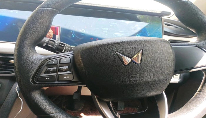 2023 Mahindra XUV700 AX 5 P MT 7 STR, Petrol, Manual, 27,968 km, interior