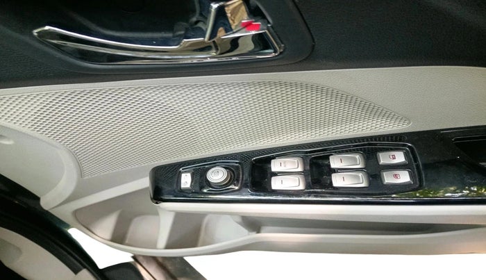 2023 Mahindra XUV300 W8 (O) 1.2 PETROL AMT, Petrol, Automatic, 7,773 km, interior