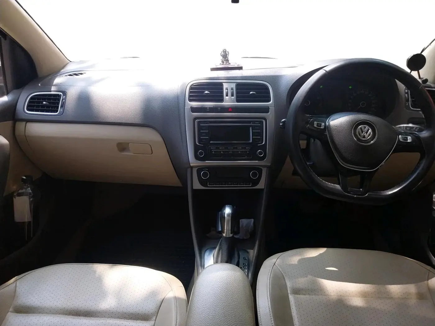 2015 Volkswagen Vento HIGHLINE PETROL AT, Petrol, Automatic, 1,23,156 km, interior
