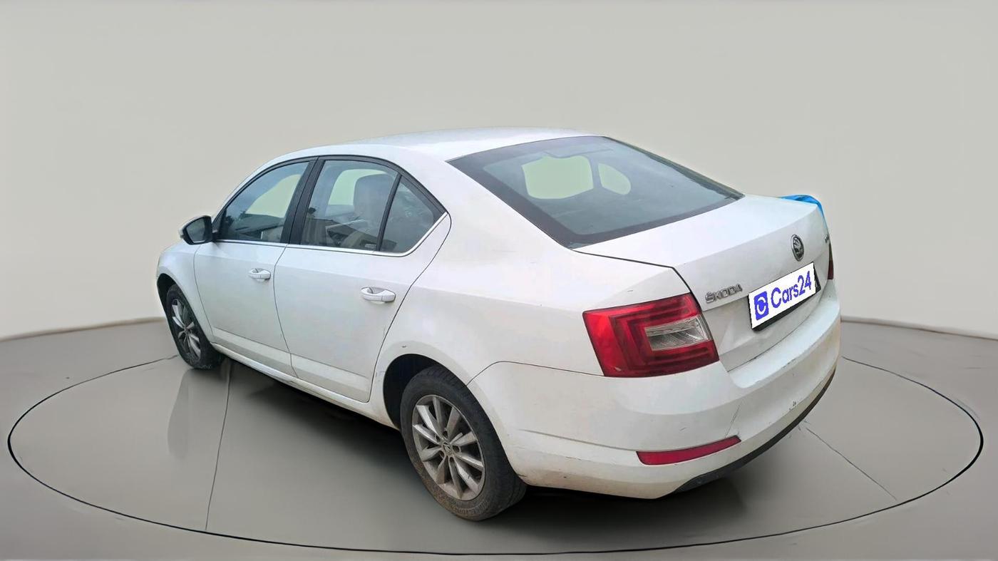 2013 Skoda Octavia AMBITION 2.0 TDI, Diesel, Manual, 1,52,870 km, exterior