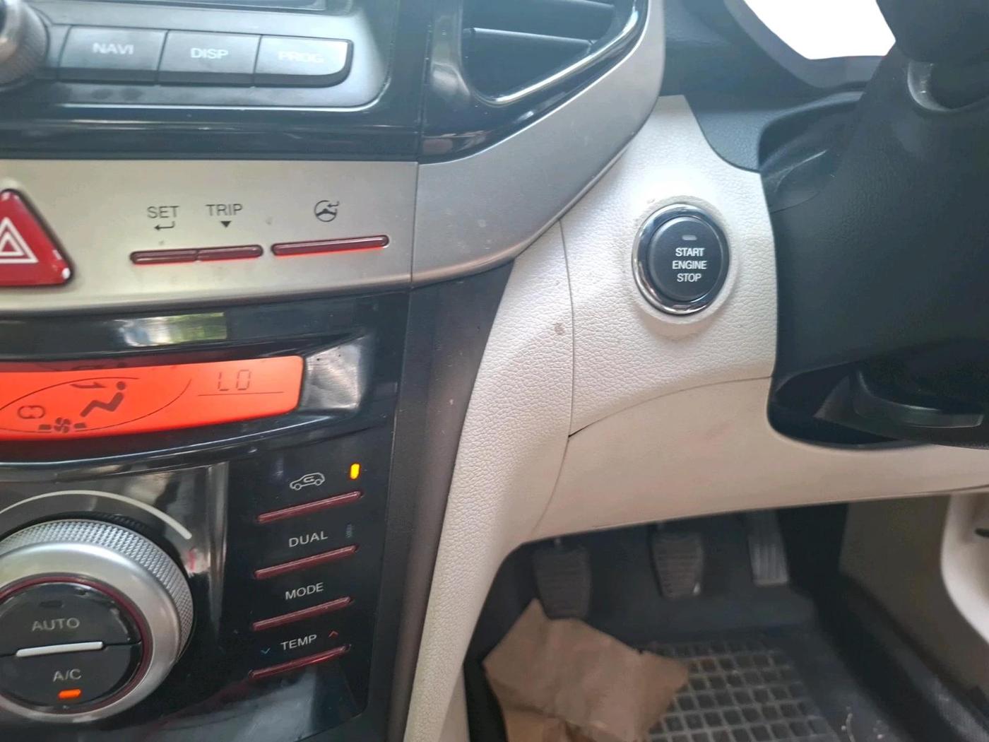 2019 Mahindra XUV300 W8 (O) 1.2 PETROL, Petrol, Manual, 47,652 km, interior