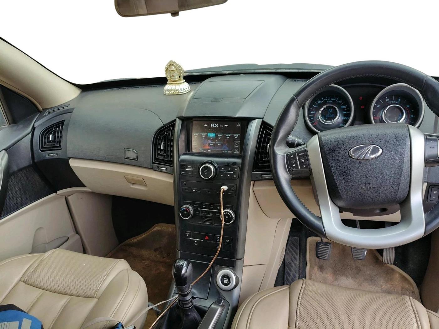 2017 Mahindra XUV500 W8, Diesel, Manual, 84,505 km, interior