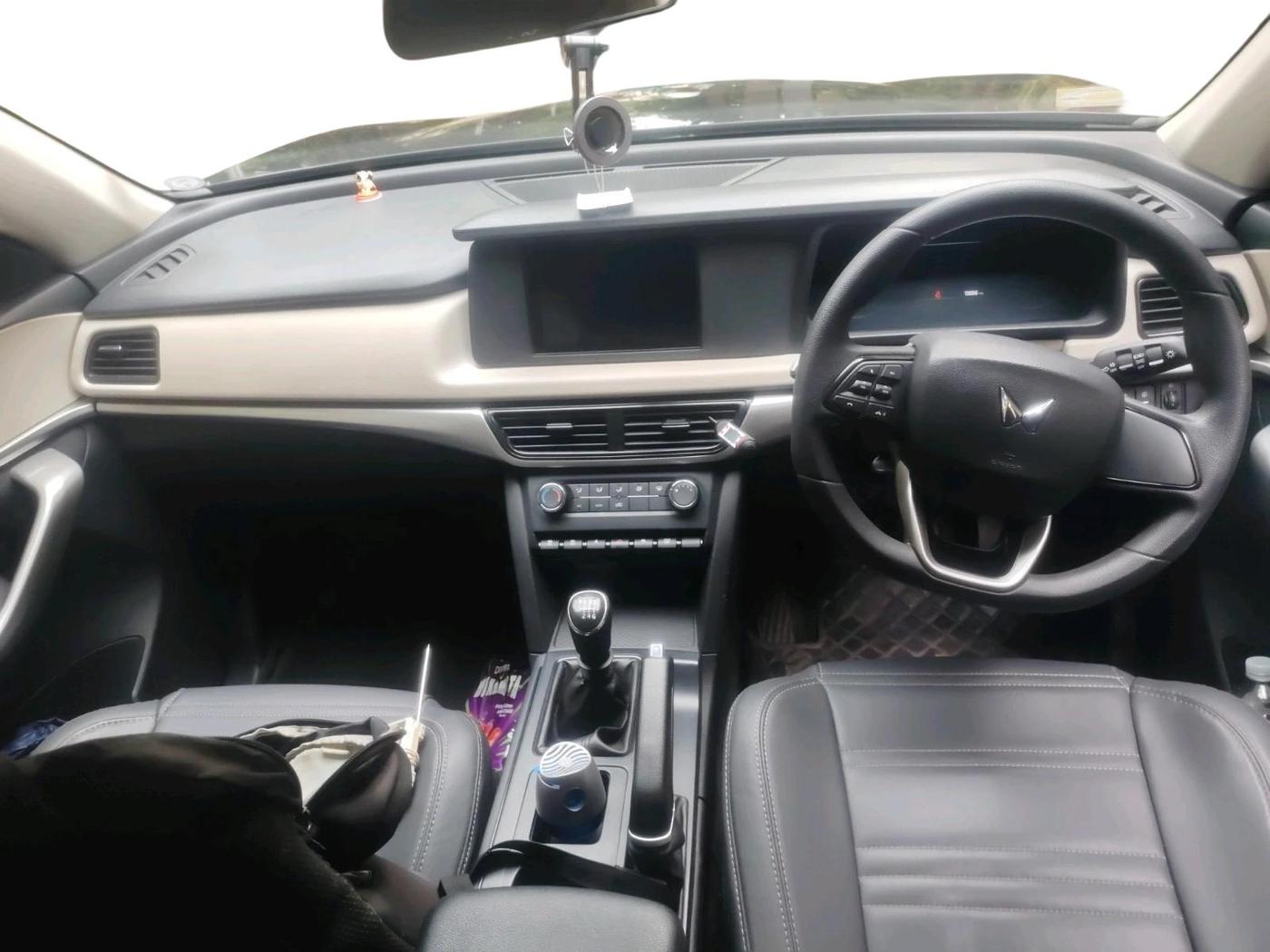 2022 Mahindra XUV700 MX P MT 5 STR, Petrol, Manual, 13,866 km, interior