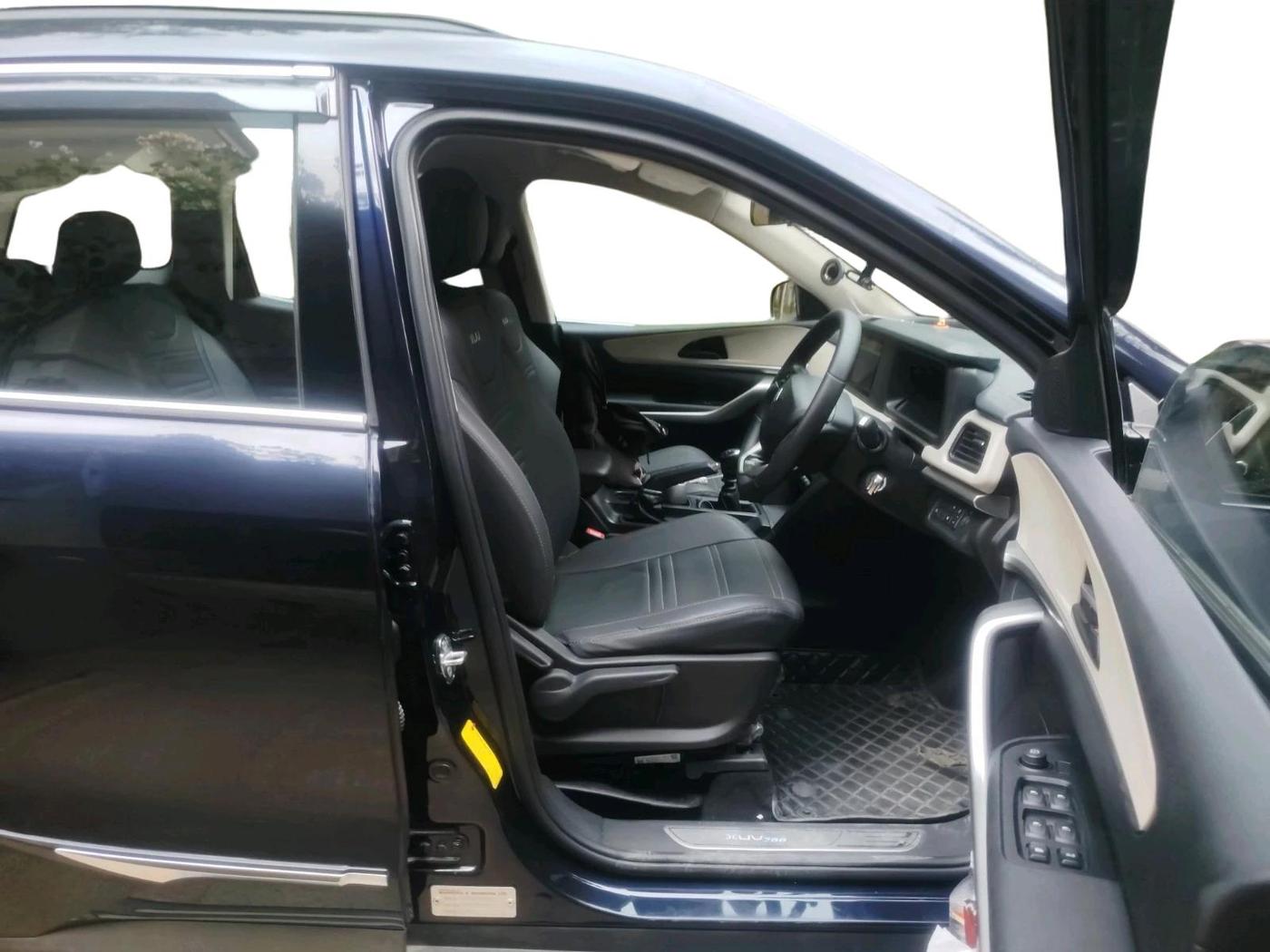 2022 Mahindra XUV700 MX P MT 5 STR, Petrol, Manual, 13,866 km, interior