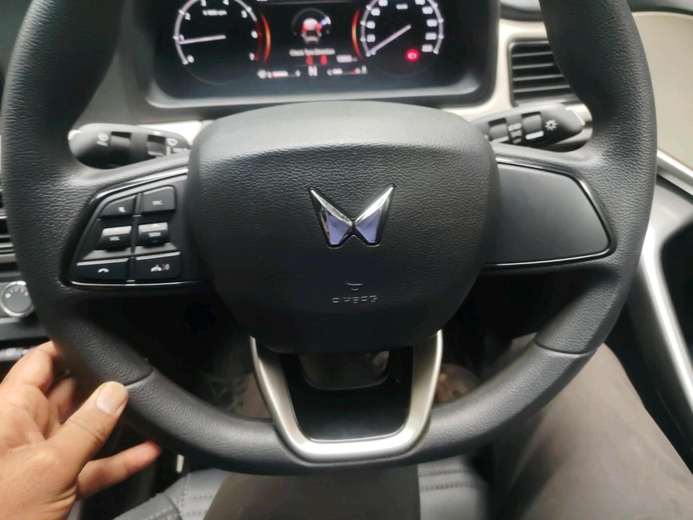 2022 Mahindra XUV700 MX P MT 5 STR, Petrol, Manual, 13,866 km, interior