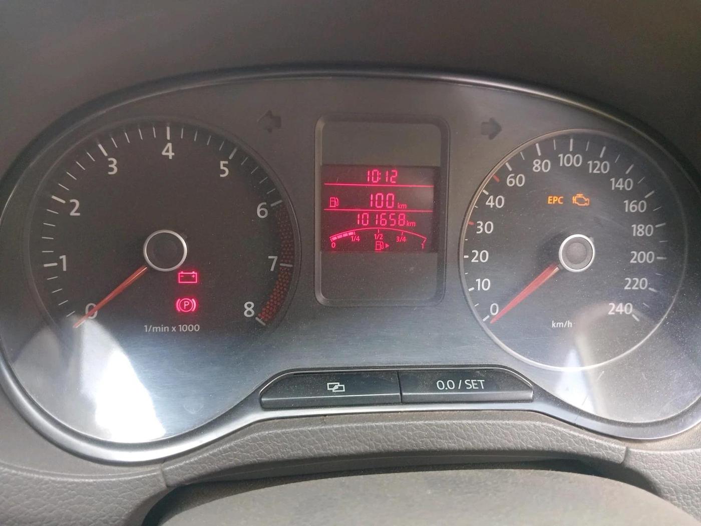 2013 Volkswagen Vento COMFORTLINE 1.6, Petrol, Manual, 1,01,658 km, interior