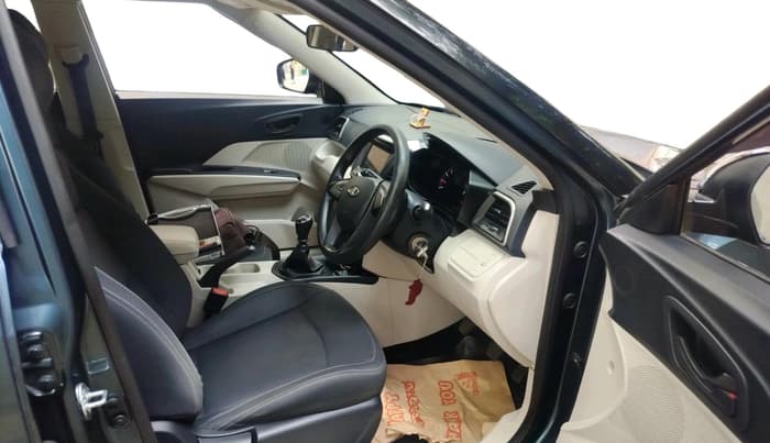 2019 Mahindra XUV300 W6 1.2 PETROL, Petrol, Manual, 87,215 km, interior