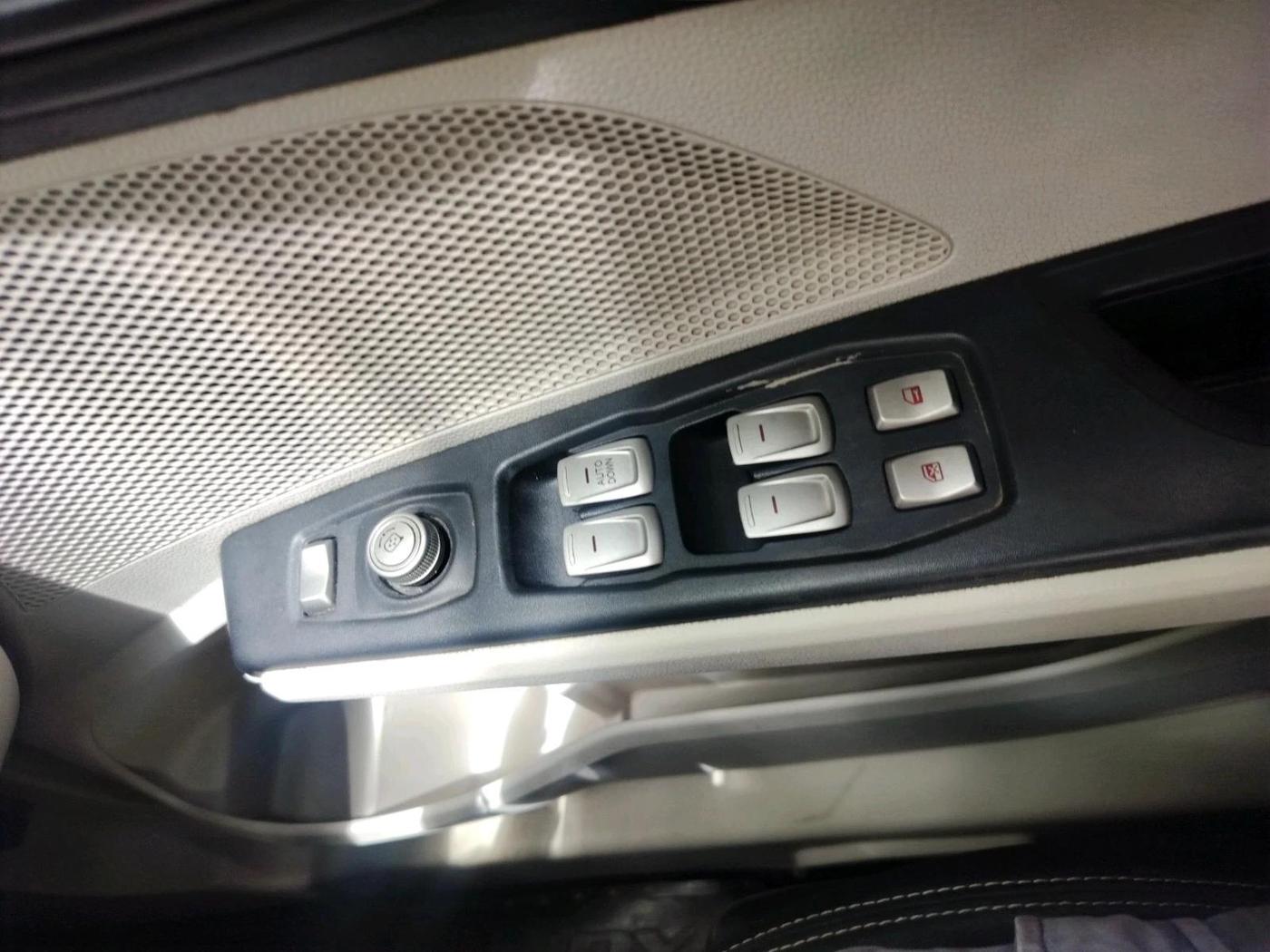 2019 Mahindra XUV300 W6 1.2 PETROL, Petrol, Manual, 87,215 km, interior