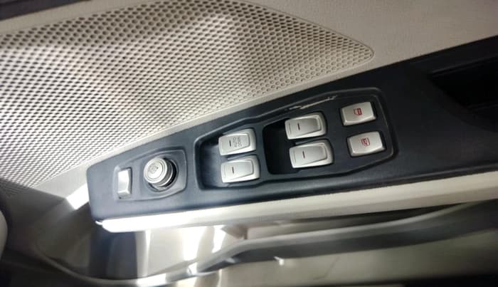 2019 Mahindra XUV300 W6 1.2 PETROL, Petrol, Manual, 87,215 km, interior