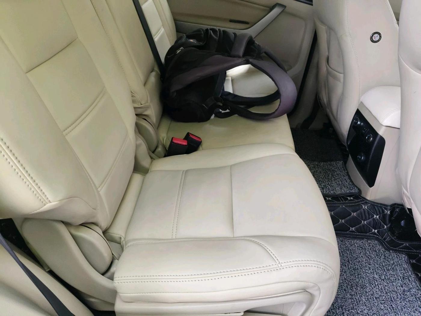 2016 Ford Endeavour TREND 2.2 4X2 AT, Diesel, Automatic, 95,276 km, interior