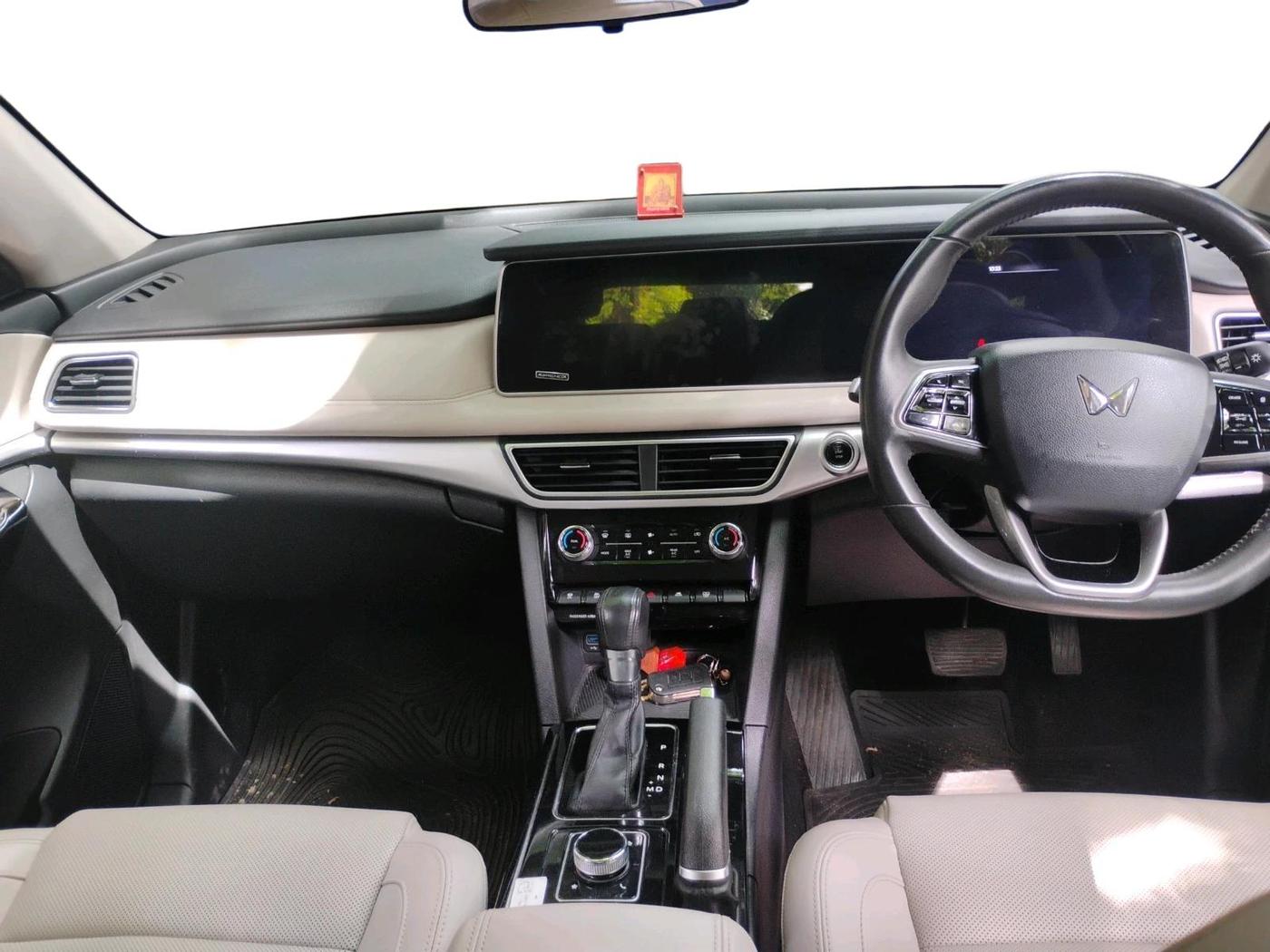 2021 Mahindra XUV700 AX 7 P AT 7 STR, Petrol, Automatic, 36,236 km, interior