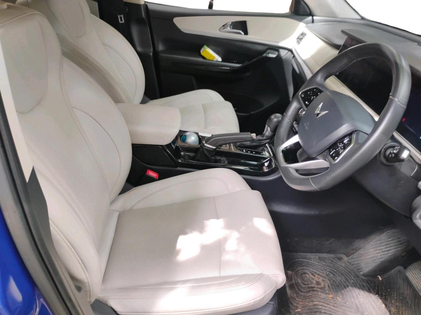 2021 Mahindra XUV700 AX 7 P AT 7 STR, Petrol, Automatic, 36,236 km, interior