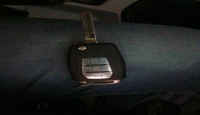 2019 Mahindra XUV300 W6 1.2 PETROL, Petrol, Manual, 56,241 km, interior