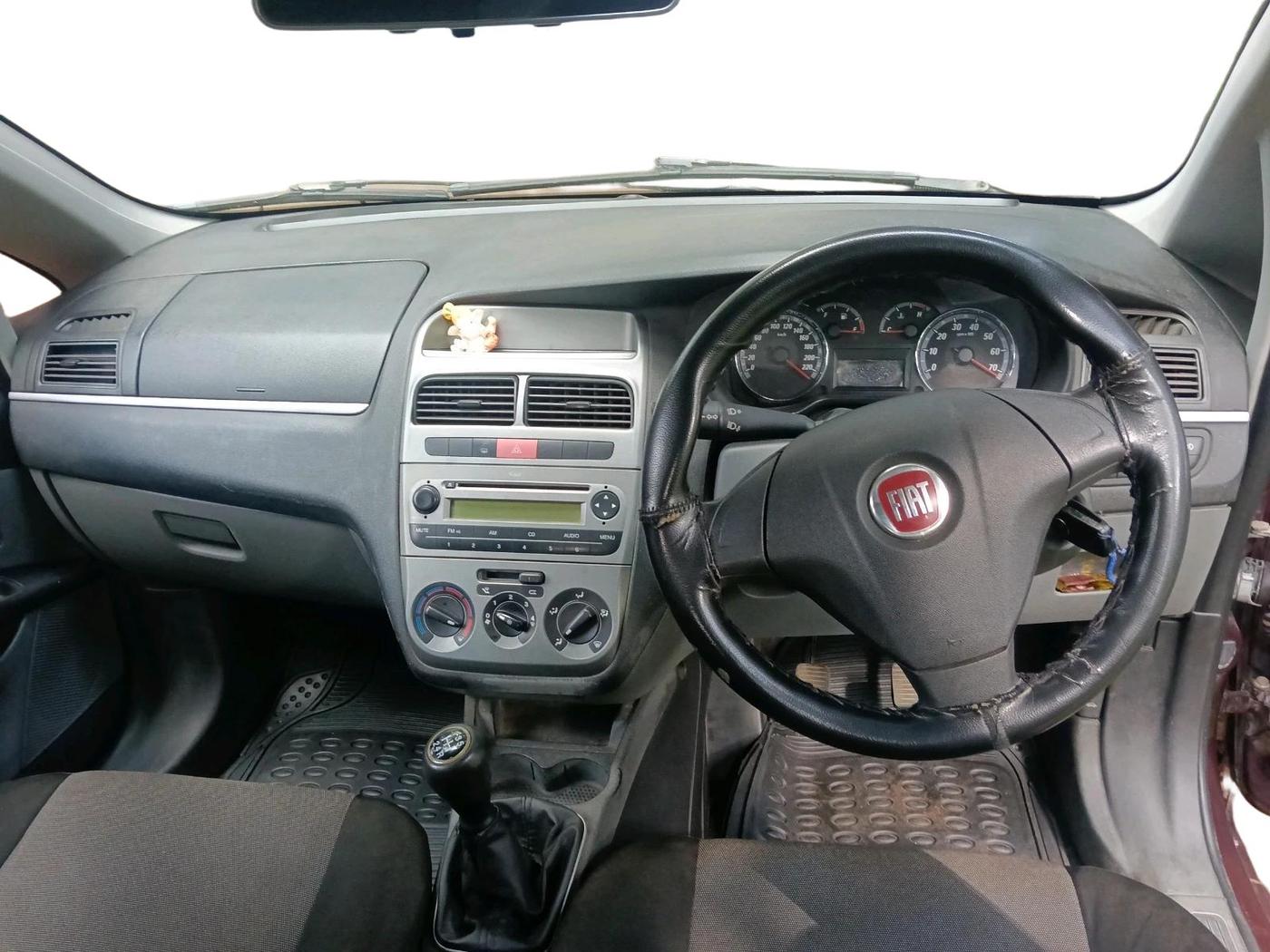 2011 Fiat Grand Punto EMOTION 1.3, Diesel, Manual, 1,00,000 km, interior