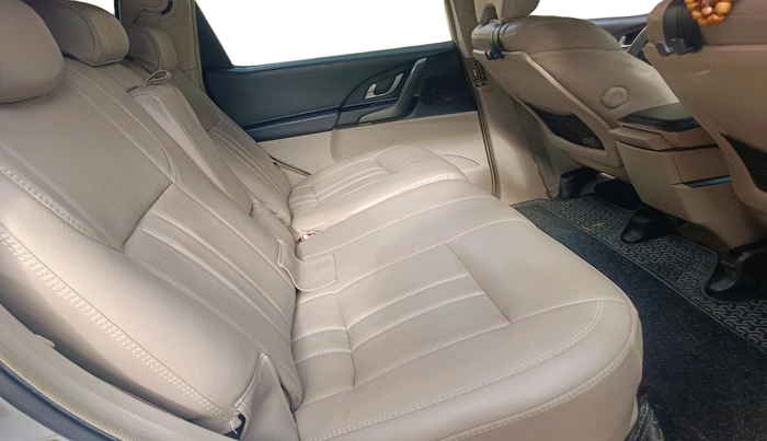 2015 Mahindra XUV500 W8, Diesel, Manual, 1,25,349 km, interior