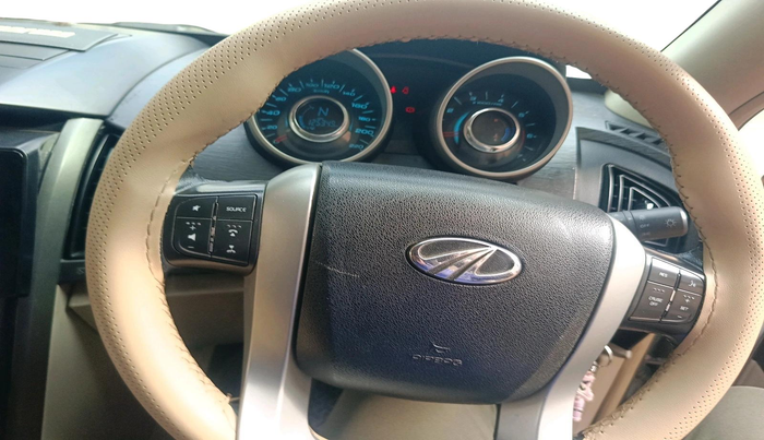 2015 Mahindra XUV500 W8, Diesel, Manual, 1,25,349 km, interior