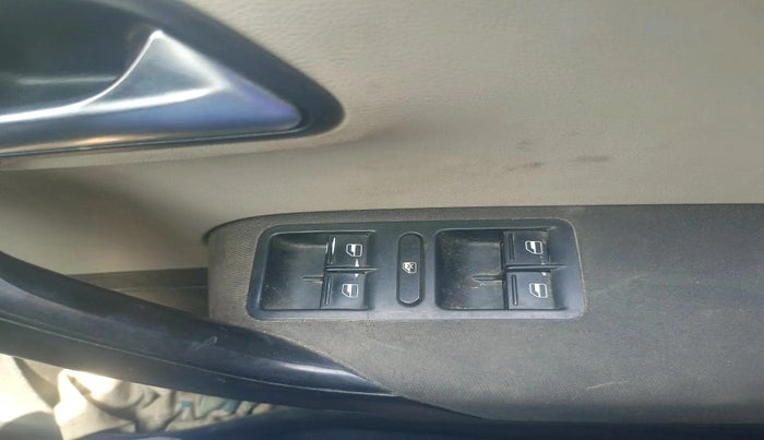 2013 Volkswagen Polo HIGHLINE DIESEL, Diesel, Manual, 1,38,439 km, interior