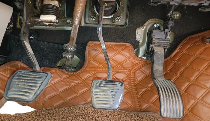 2016 Mahindra XUV500 W6, Diesel, Manual, 1,80,166 km, interior