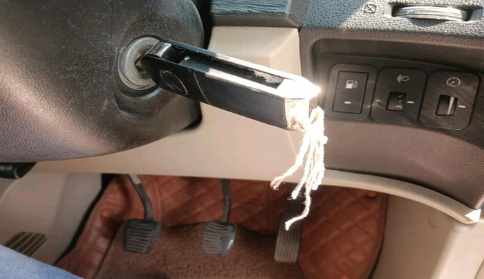 2016 Mahindra XUV500 W6, Diesel, Manual, 1,80,166 km, interior