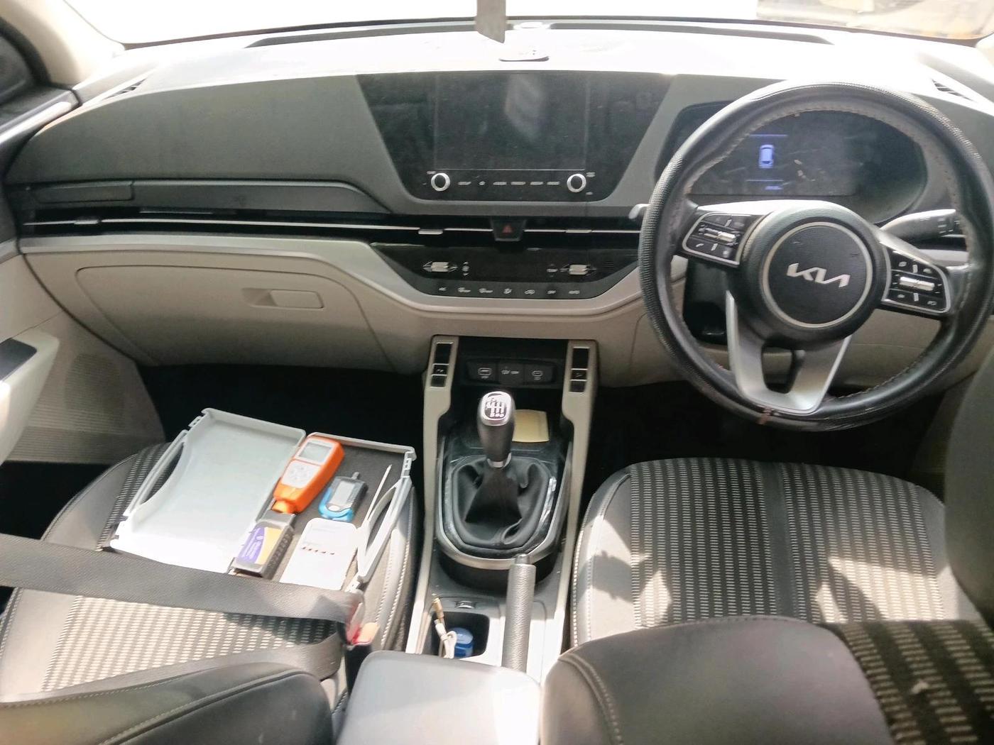 2024 KIA CARENS PRESTIGE PLUS 1.5 PETROL IMT 7 STR, Petrol, Manual, 38,938 km, interior