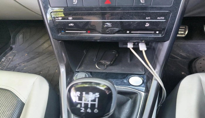 2022 Volkswagen TAIGUN TOPLINE 1.0 TSI MT, Petrol, Manual, 57,979 km, interior