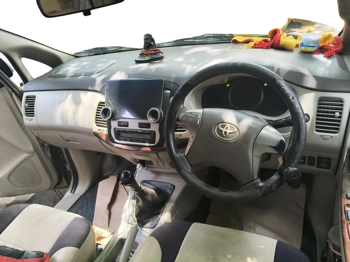 2012 Toyota Innova VX 2.5 7 STR, Diesel, Manual, 1,95,854 km, interior