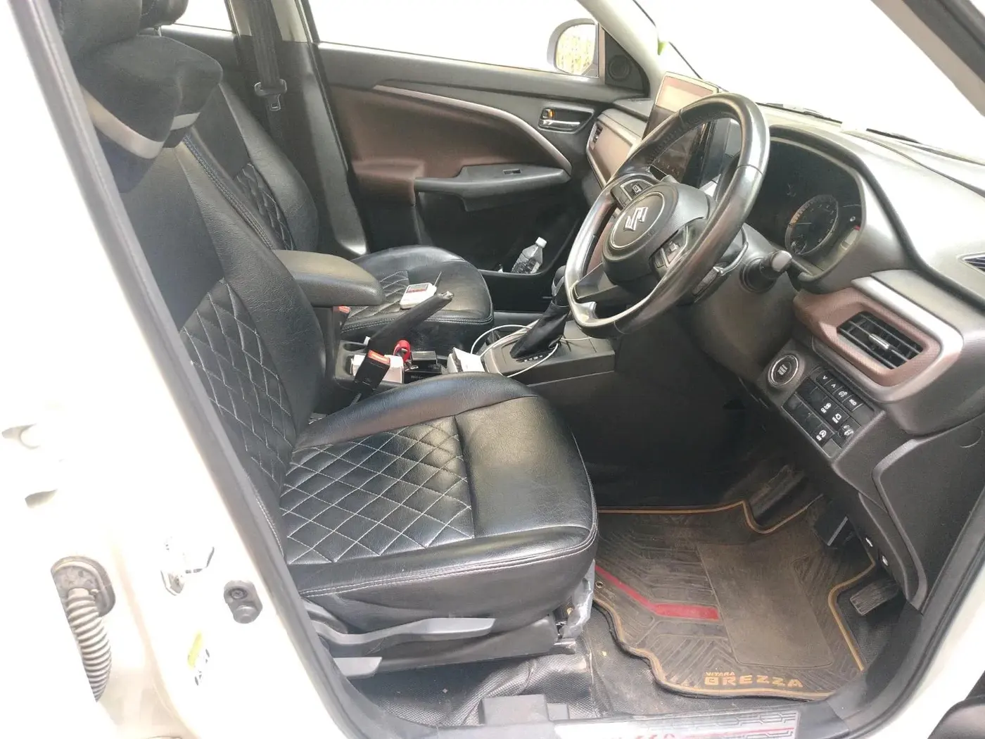 2022 Maruti BREZZA ZXI + AT SMART HYBRID, Petrol, Automatic, 35,647 km, interior