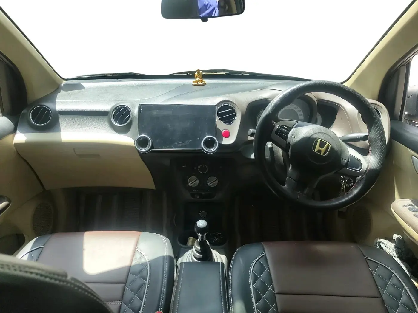 2013 Honda Brio V MT, Petrol, Manual, 1,37,017 km, interior