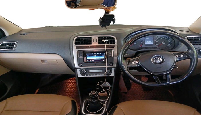 2016 Volkswagen Polo HIGHLINE1.5L, Diesel, Manual, 1,56,394 km, interior