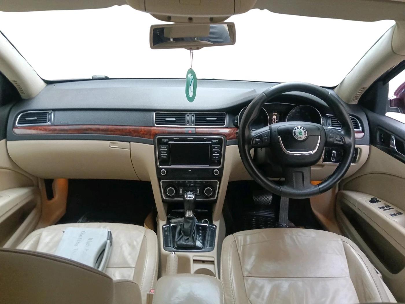 2013 Skoda Superb ELEGANCE 1.8 TSI AT, Petrol, Automatic, 1,25,023 km, interior