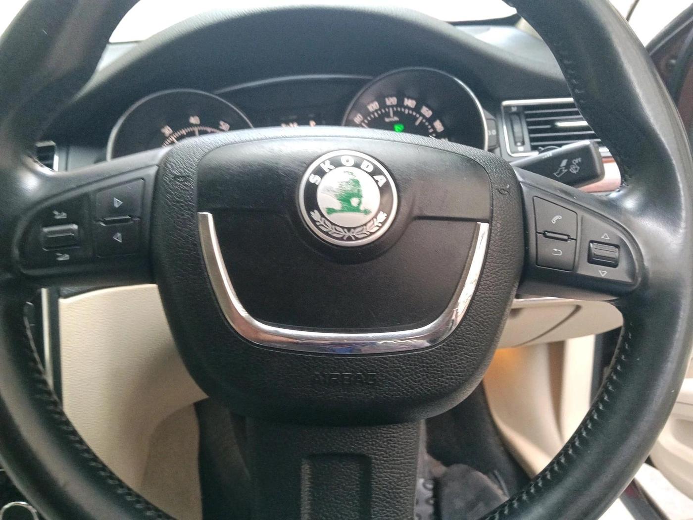 2013 Skoda Superb ELEGANCE 1.8 TSI AT, Petrol, Automatic, 1,25,023 km, interior
