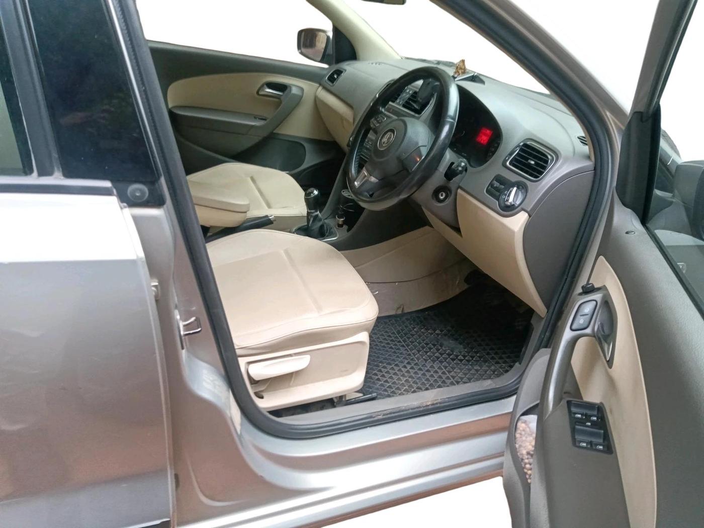 2014 Volkswagen Vento HIGHLINE 1.6 MPI, Petrol, Manual, 1,28,567 km, interior