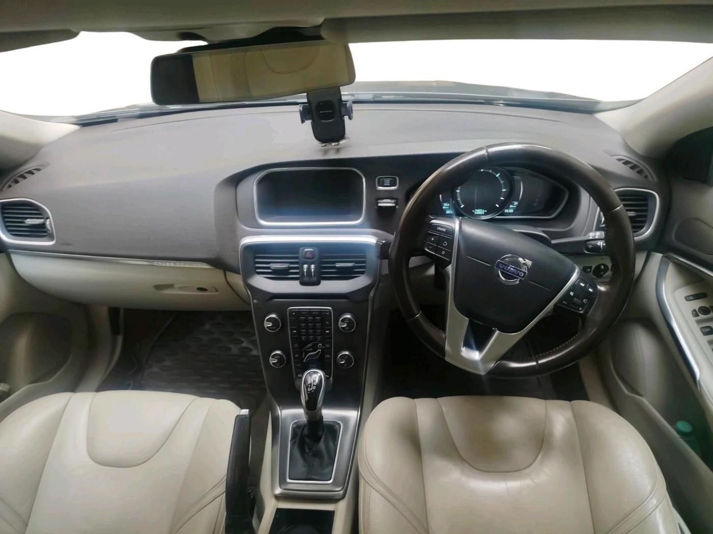 2014 Volvo V40 Cross Country D3, Diesel, Automatic, 1,46,501 km, interior