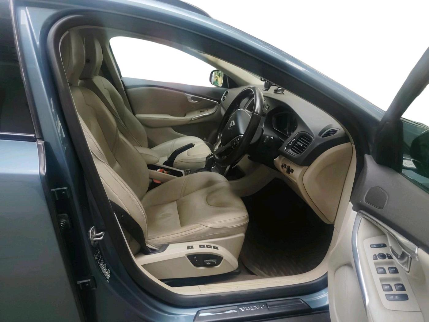 2014 Volvo V40 Cross Country D3, Diesel, Automatic, 1,46,501 km, interior