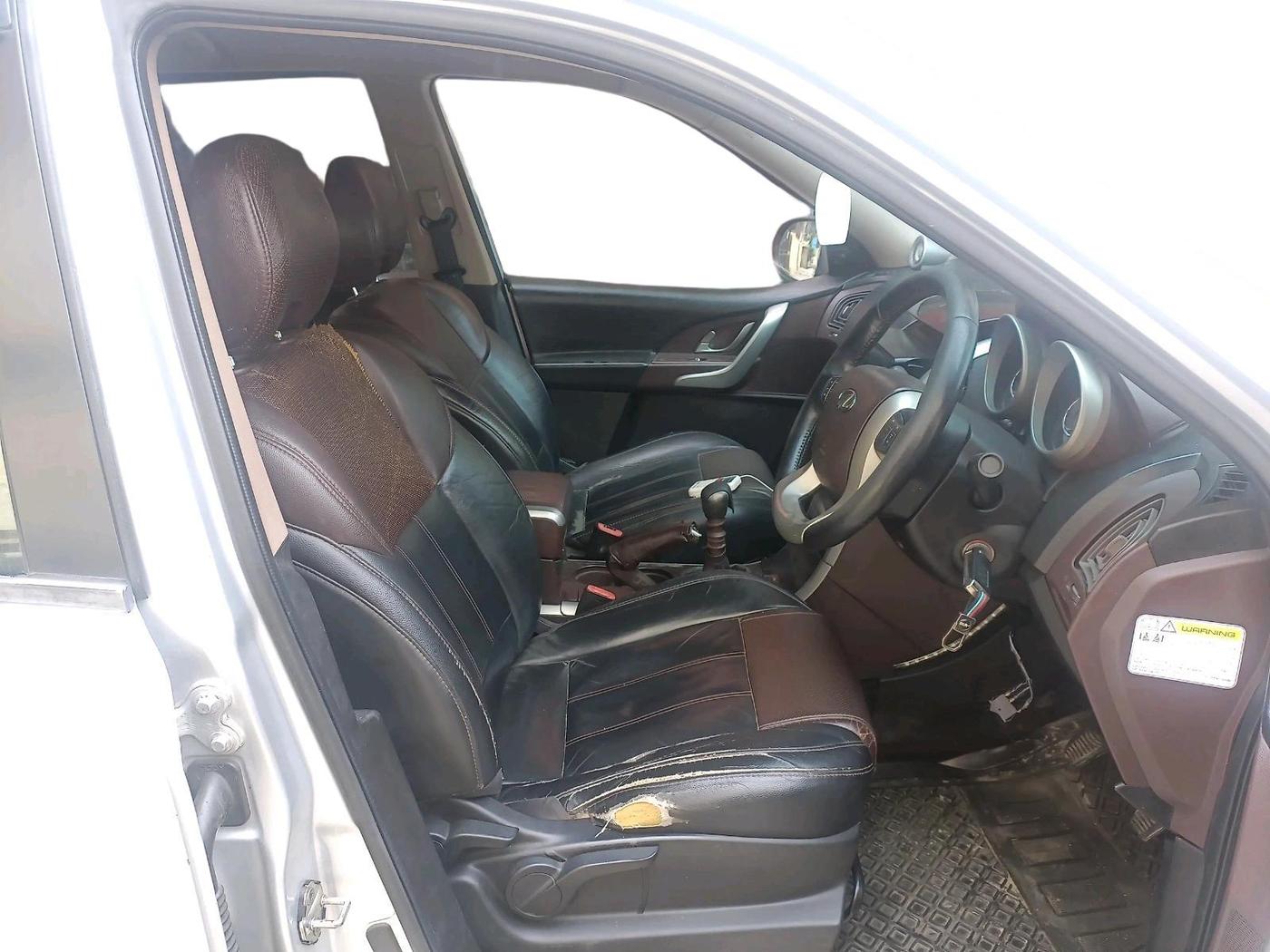 2013 Mahindra XUV500 W8, Diesel, Manual, 1,32,338 km, interior